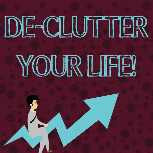 Konceptuell handskrivning som visar de clutter Your Life. Business foto skylta bort onödiga objekt från ostädat eller överfulla platser affärs man med glasögon ridning Crooked pil pekar uppåt. — Stockfoto