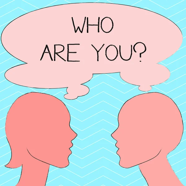 誰に質問するかを示すメモを書く。そのアイデンティティまたは demonstratingal 情報について尋ねるビジネスフォトショー-男性と女性の思考泡のシルエット Sideview プロフィール. — ストック写真