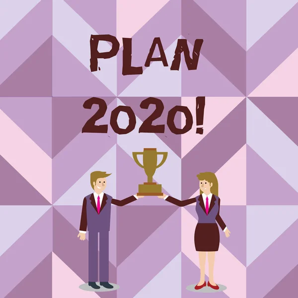 Écriture manuscrite de texte Plan 2020. Concept signifiant proposition détaillée faire quelque chose l'année prochaine L'homme et la femme en costume d'affaires tenant ensemble la Coupe du trophée de championnat . — Photo