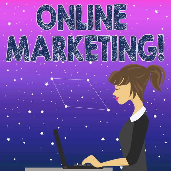 Håndskrift tekst Online Marketing. Koncept betyder at udnytte web-baserede kanaler spredt om virksomhedermærke foto af Young Busy Woman Sitting Side View og arbejder på hendes Laptop . - Stock-foto