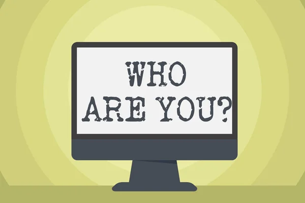 Текст для написання слів "Хто ти є питанням". Бізнес-концепція запитання про чиюсь ідентичність або демонстрацію інформації Blank Space Desktop Комп'ютер Барвистий екран Окремо стоїть на столі . — стокове фото