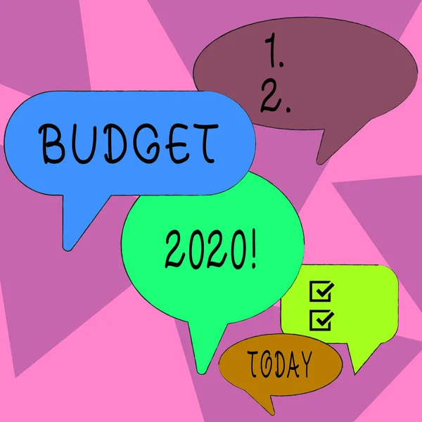 Κείμενο γραφής λέξεων προϋπολογισμός 2020. Επιχειρηματική έννοια για την εκτίμηση του εισοδήματος και των δαπανών για το επόμενο ή το τρέχον έτος πολλά χρώματα φούσκα ομιλίας σε διαφορετικά μεγέθη και σκιά για συζήτηση ομάδας. — Φωτογραφία Αρχείου
