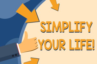 Yaşam basitleştirmek metin işareti gösteren. Kavramsal fotoğraf önemli odaklı ve başka biri hakkında daha az olanlar endişe izin el Gesturing thumbs yukarı ve ok ile boş uzay yuvarlak şekil Holding.