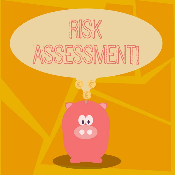 Koncepcyjny zapis ręczny przedstawiający ocenę ryzyka. Prezentacja zdjęć biznesowych oceniających potencjalne ryzyko związane z przewidywanym działaniem bańka mowy z monetami na jego ogon wskazując na Piggy Bank. — Zdjęcie stockowe