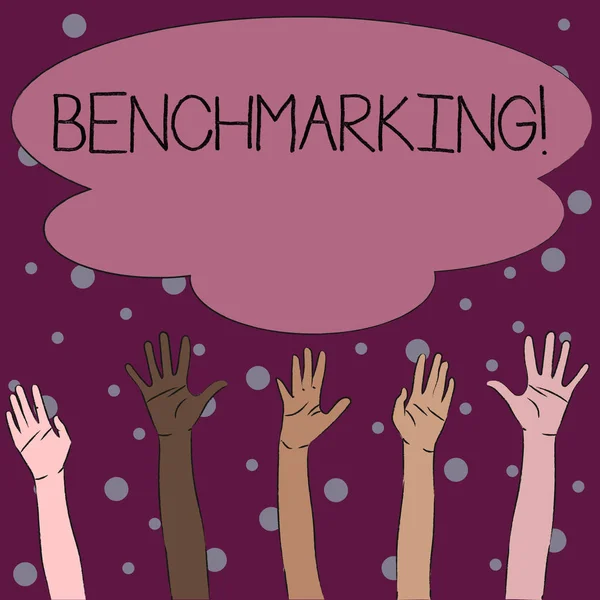 Word het schrijven van tekst benchmarking. Business concept voor het evalueren van iets in vergelijking met standaard of scores multiraciale diversiteit handen verhogen opwaartse bereiken voor kleurrijke grote wolk. — Stockfoto