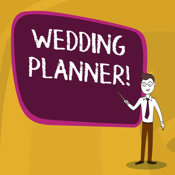 Texte d'écriture Word Wedding Planner. Concept d'affaires pour professionnel qui aide à la planification et à l'analyse de la conception Homme confiant en cravate, lunettes et bâton pointant vers le tableau coloré vierge . — Photo