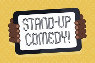 Kelime yazma metin komedi stand up. Komedyen arka Gadget 'ın arkasında boş ekran el ile ön canlı kitle renk tablet smartphone gerçekleştiren komik tarzı için iş kavramı.