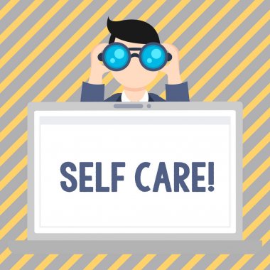 Self Care gösteren metin işareti. Korumak veya onların kendi sağlık adam Holding geliştirmek ve açık boş alan laptop ekran arkasında Binoklar bakarak eylem alarak kavramsal fotoğraf uygulaması.