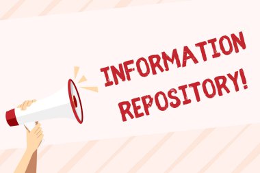 Bilgi deposunu gösteren kavramsal el yazısı. İş fotoğrafı metni verilerin depolandığı ve ses simgesi ve metin uzayı ile ınsan el Holding megafon bulunabilir bir yer.