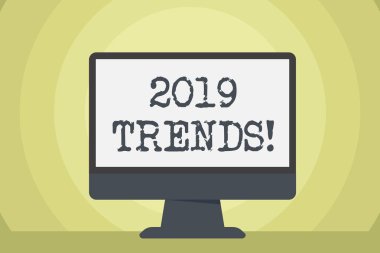 Word yazma metin 2019 trendleri. Bir şey geliştirmek veya boş alan masaüstü bilgisayar renkli monitör ekran Freestanding tablo üzerinde değişen genel yönü için iş kavramı.