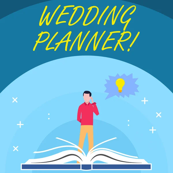 Pismo odręczne tekst Wedding Planner. Pojęcie pojęcia zawodowe, który pomaga w planowaniu i analysisagement projektowania człowiek stojący za otwartą książką, ręka na głowie, postrzępione bańki mowy z żarówką. — Zdjęcie stockowe