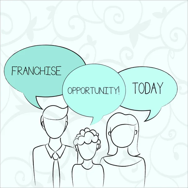 Tekst bord toont franchise opportunity. Conceptueel foto franchisegever kon de franchisenemer om zaken te doen familie van een kind tussen vader en moeder en hun eigen speech Bubble. — Stockfoto