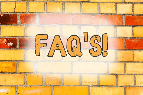 Schrijfnotitie met Faq S. Zakelijke foto showcasing lijst van vragen en antwoorden met betrekking tot een bepaald onderwerp Brick Wall kunst zoals Graffiti motiverende oproep geschreven op de muur. — Stockfoto