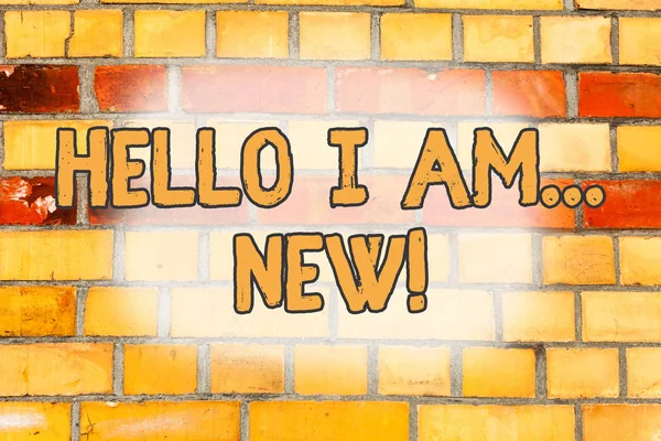 Schrijfbriefje met Hello I Am New. Zakelijke foto presentatie gebruikt als begroeting of om telefoongesprek te beginnen Brick Wall kunst zoals Graffiti motiverende oproep geschreven op de muur. — Stockfoto