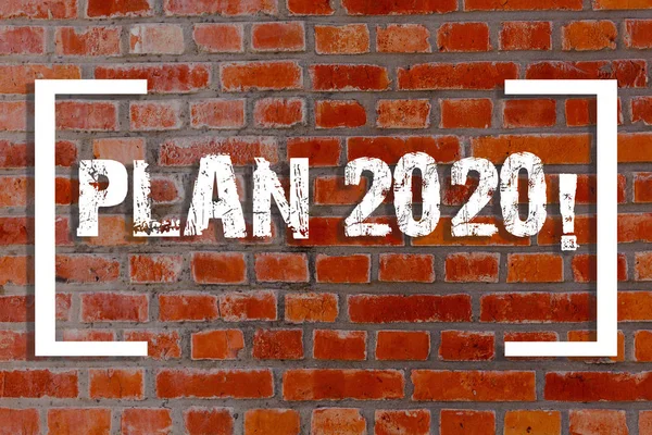 Text rukopisu plán 2020. Koncepce znamenající podrobný návrh pro uskutečnění nebo dosažení něčeho příštího roku jako cihlové pole na stěně. — Stock fotografie