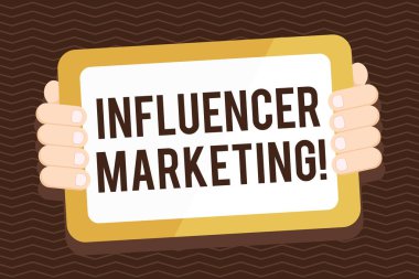 Nüfuzlu Pazarlama 'yı gösteren bir not yazıyorum. Kullanıcı Renk Tableti Akıllı Telefonu ile Gadget 'ın Elde Tutulan Arkası adlı özel bir tüketici pazarına iş fotoğrafı gösterimi iletisi.