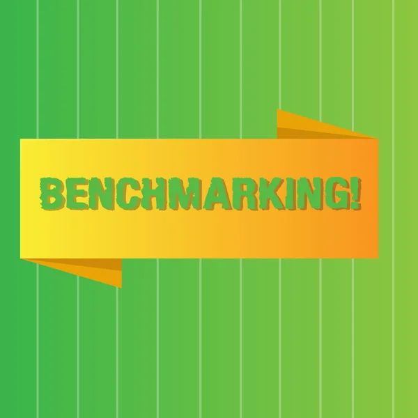 Textul de scriere a cuvintelor Benchmarking. Conceptul de afaceri pentru a evalua ceva prin comparație cu standardul sau scorurile Blank Folded Color Banner fotografie pe verticală cu două dungi de fundal tonat . — Fotografie, imagine de stoc