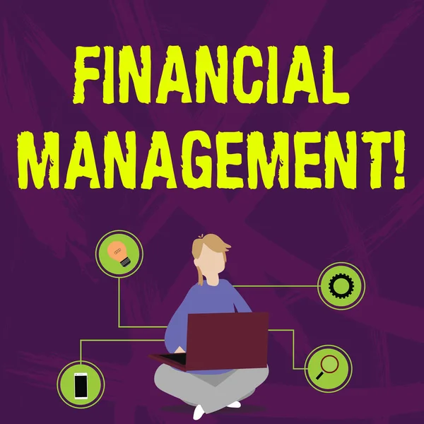 Finansal Yönetimi gösteren bir not yazıyorum. Finansal kaynakları kontrol eden ve izleyen bir iş fotoğrafı. Dizüstü bilgisayarında çapraz bacaklı bir kadın oturuyor..
