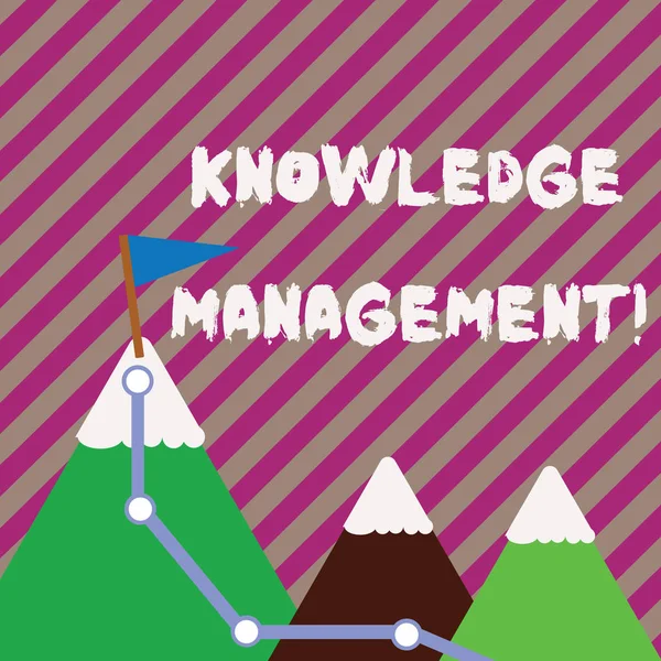 Πινακίδα κειμένου που δείχνει τη διαχείριση γνώσεων. Εννοιολογική αποτελεσματική διαχείριση των πληροφοριών και των πόρων τρία βουνά με μονοπάτια πεζοπορίας και λευκή χιονισμένη κορυφή με σημαία σε μία κορυφή. — Φωτογραφία Αρχείου