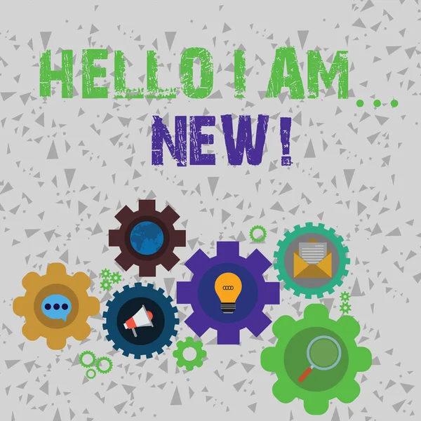 Texto de escritura de palabras Hello I Am New. Concepto de negocio para usar como saludo o para comenzar una conversación telefónica Conjunto de iconos de redes sociales en línea globales dentro de coloridos engranajes de rueda de engranaje . —  Fotos de Stock