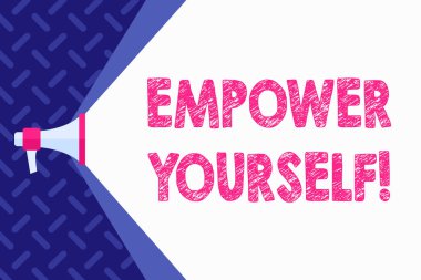 Kelime yazma metni Kendini Güçlendir. Hayatımızın kontrolünü ele geçirmek, hedefler belirlemek ve seçimler yapmak için iş konsepti. Cilt Kapasitesini Uzatmak için Megafon Boşluk Alanı Geniş Alanı.