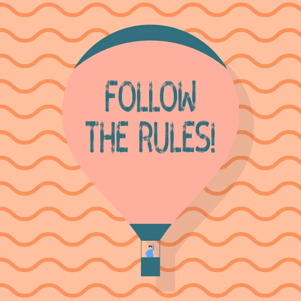 Rukopis s koncepčním psaním Dodržujte pravidla. Text fotografie v zaměstnání je v pravidlech pro chování nebo proceduru Horkovzdušní balon plovoucí s máváním cestujících z gondoly. — Stock fotografie