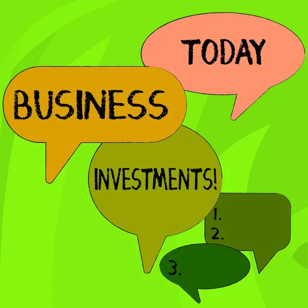 Εννοιολογική γραφή στο χέρι που δείχνει επιχειρηματικές επενδύσεις. Επαγγελματική φωτογραφία κείμενο πράξη της δέσμευσης χρημάτων ή κεφαλαίου σε μια προσπάθεια φούσκα ομιλίας σε διαφορετικά μεγέθη και σκίαση ομάδα συζήτηση. — Φωτογραφία Αρχείου