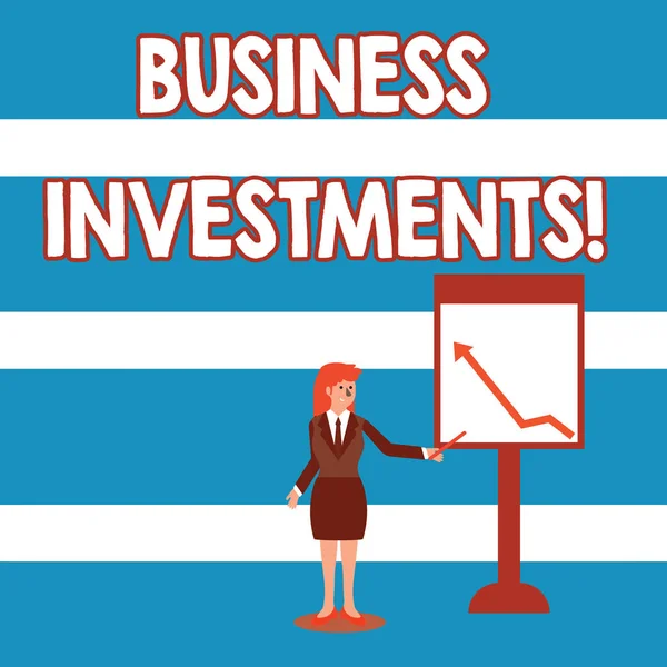 Πινακίδα κειμένου που δείχνει επιχειρηματικές επενδύσεις. Εννοιολογική πράξη φωτογραφίας της δέσμευσης χρημάτων ή κεφαλαίου σε μια προσπάθεια επιχειρηματίας Holding ραβδί κατάδειξης στο διάγραμμα του βέλους προς τα πάνω στον πίνακα. — Φωτογραφία Αρχείου