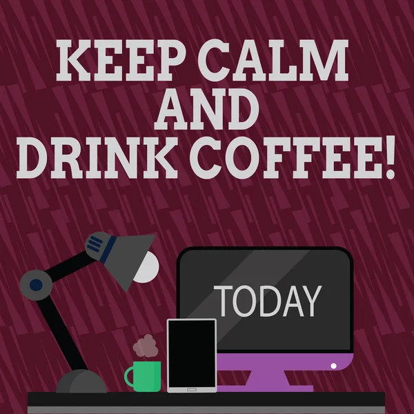 Znak tekstowy przedstawiający Zachowaj spokój i pić kawę. Koncepcyjne zdjęcie zachęcić demonstrując cieszyć się napój kofeina i relaks rozmieszczenie przestrzeni roboczej dla Nightshift pracownik z komputera, tabletu i lampy. — Zdjęcie stockowe