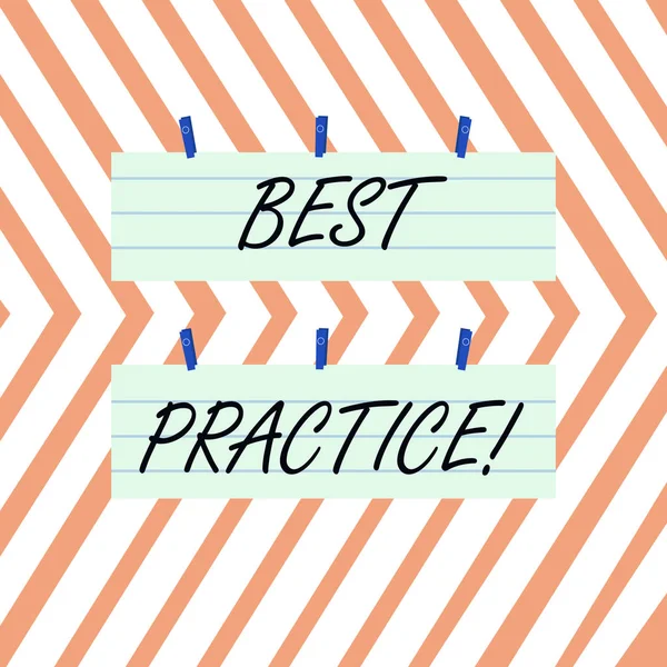 Schreiben Notiz zeigt Best Practice. Business-Foto zeigt kommerzielle Verfahren, die akzeptiert werden vorgeschrieben, dass korrekte Streifengröße linierten Papierbogen hängen mit blauer Wäscheklammer. — Stockfoto