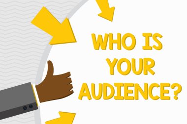 İzleyici Niz Kimdir Sorusunu gösteren kavramsal el yazısı. İzleyen veya dinleyen iş fotoğrafı metni Oklarla Yuvarlak Şekil'i Tutan El Gesturing Thumbs Up.