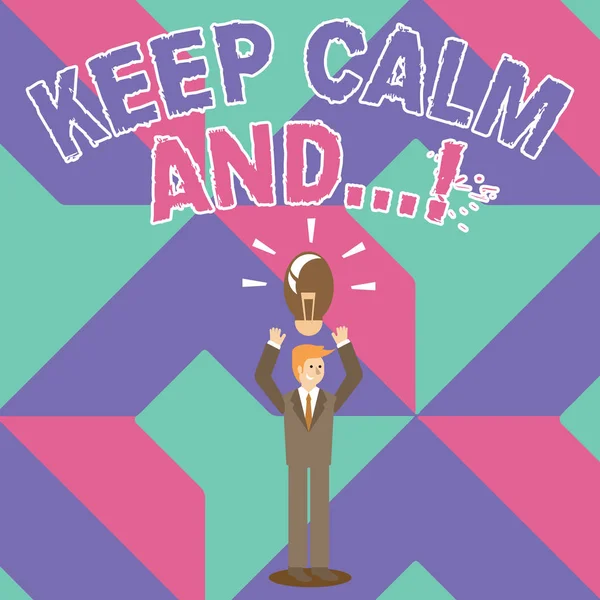 Piszę notatkę "Keep Calm And". Biznes zdjęcie pokazujące motywacyjny plakat wyprodukowany przez brytyjski rząd Biznesmen Podnoszenie broni w górę z oświetloną ikoną żarówki powyżej. — Zdjęcie stockowe