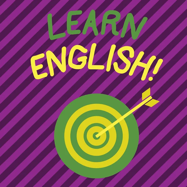 Texto de escritura de palabras Aprende inglés. Concepto de negocio para adquirir conocimiento en nuevo idioma por estudio Tablero de dardos de color en estilo concéntrico con flecha golpeando el centro Bulls Eye . —  Fotos de Stock