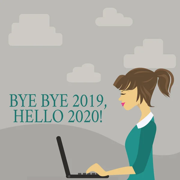 Signo de texto que muestra Bye Bye 2019 Hello 2020. Foto conceptual diciendo adiós al año pasado y dando la bienvenida a otra buena foto de la joven mujer ocupada sentada Vista lateral y trabajando en su computadora portátil . —  Fotos de Stock