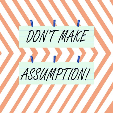 Don T Make Varsayımını gösteren bir not yazıyorum. İş fotoğrafında, kanıt olmadığı halde dava olduğunu düşündüğünüz bir şey var. Lekeli Kağıt Çarşaf Askısı Mavi Mandalla Asılıyor..