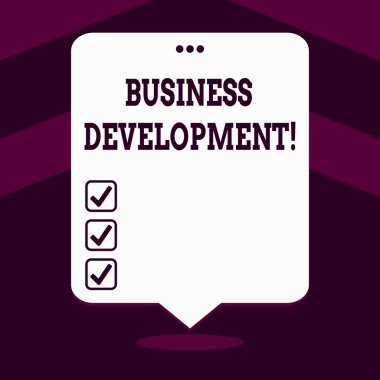 Business Development 'ı gösteren bir not yazıyorum. İş fotoğrafı sergisi belli bir işletme için stratejik fırsatlar peşinde Beyaz Konuşma Balonu Tepesinde Üç Yumruklu Delikle Yüzüyor.