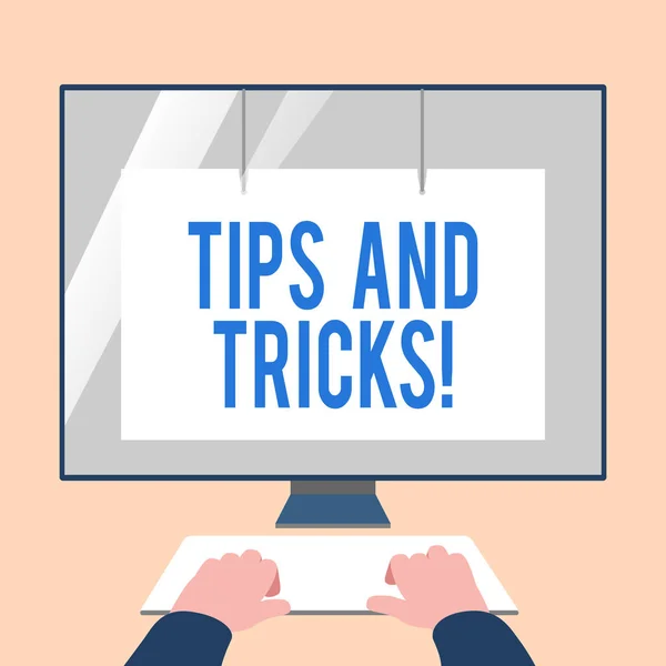 Handskrifts text tips och tricks. Begrepp mening betyder bit råd kanske förslag hur förbättra händerna på mockup tangentbordet framför tomma vita monitor med skärmskydd. — Stockfoto