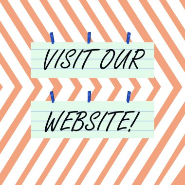 Web sitemizi ziyaret ettiğini gösteren bir not yazıyorum. İnternet sitesine gelen ve mavi mandalla asılan şeritli kağıt çarşaf boyuna bakan iş fotoğrafçısı..