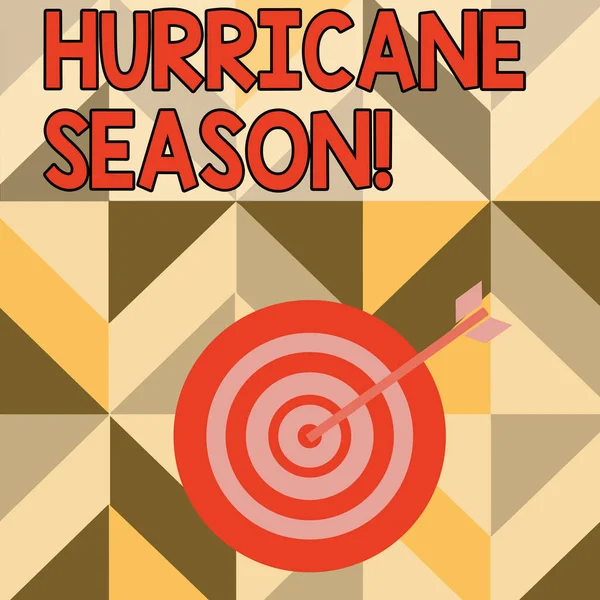 Texto escrito por palavra Hurricane Season. Conceito de negócio para o tempo em que a maioria dos ciclones tropicais são esperados para desenvolver Color Dart Board em estilo concêntrico com seta batendo o centro Bulls Eye . — Fotografia de Stock