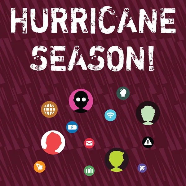 Kasırga Mevsimi'ni gösteren bir metin işareti. En tropikal siklonlar Bağlantı Için Ekranda Dağınık Sohbet Kafaları ile Ağ Teknik Simgeler geliştirmek için beklenen kavramsal fotoğraf zamanı.