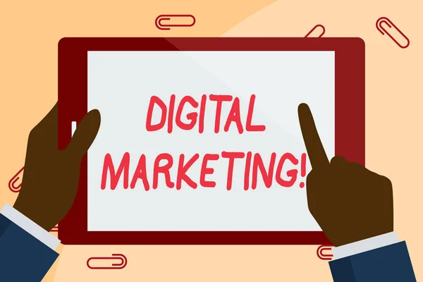 Nota di scrittura che mostra il Digital Marketing. Le foto aziendali mostrano prodotti o servizi sul mercato utilizzando tecnologie su Internet Businessman Hand Holding and Pointing Colorful Tablet Screen . — Foto Stock