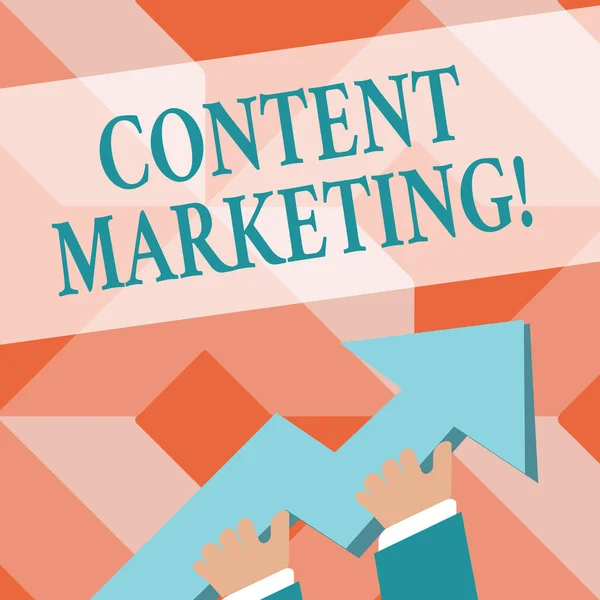 Schreiben Notiz zeigt Content Marketing. Business-Foto-Präsentation beinhaltet die Erstellung und Weitergabe von Online-Material Foto der Hand halten bunte riesige 3D-Pfeil zeigen und nach oben. — Stockfoto