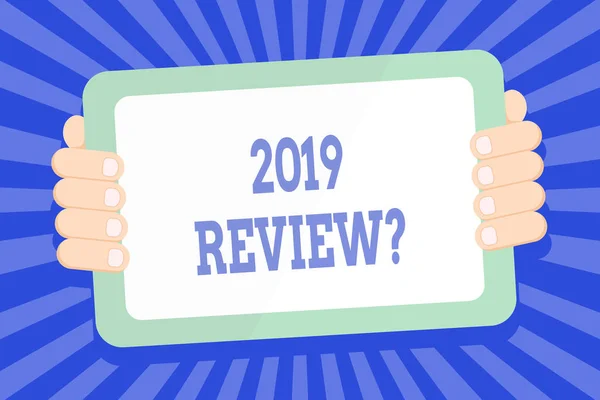 Teksti merkki osoittaa 2019 Review Kysymys. Käsitteellinen valokuva muistaa viime vuoden tapahtumia tärkeimmät toimet tai hyviä esityksiä Väri Tablet Älypuhelin Tyhjä näyttö Handheld takana Gadget . — kuvapankkivalokuva