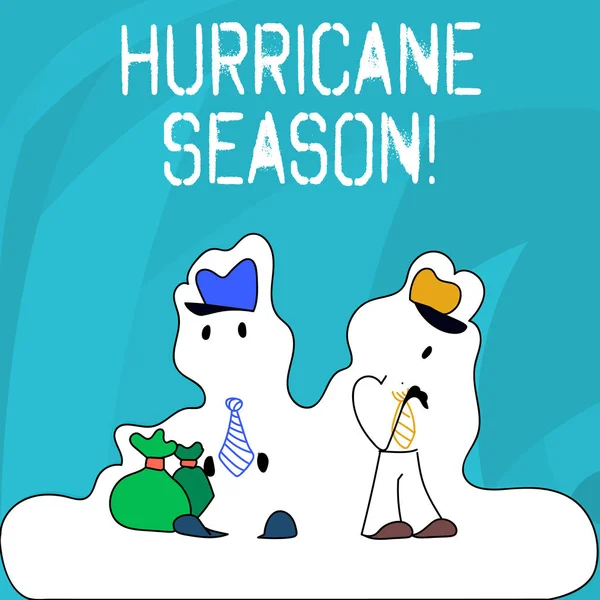 Słowa piszące tekst "Sezon huraganów". Koncepcja biznesowa na czas, kiedy większość tropikalnych cyklonów ma rozwinąć postać dwóch mężczyzn stojących z torbą na białe naklejki Styl śniegu Efekt. — Zdjęcie stockowe