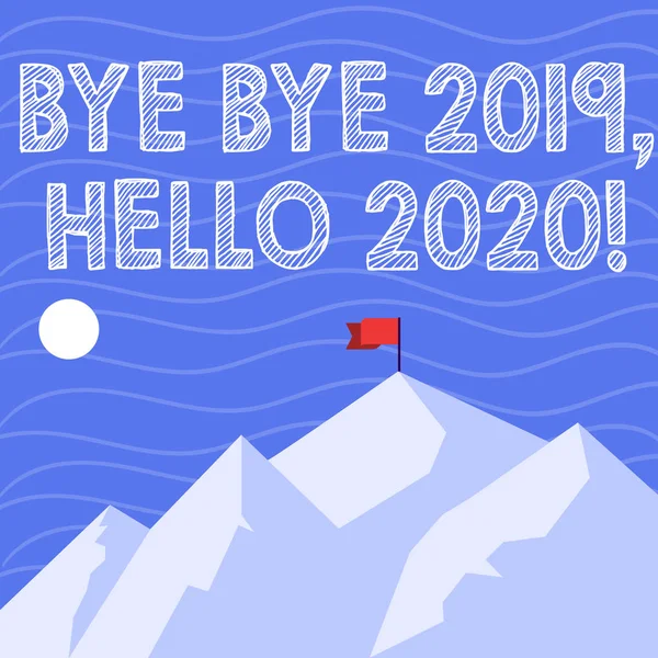 Текстовый знак "Bye Bye 2019 Hello 2020". Концептуальное фото, прощающееся с прошлым годом и приветствующее еще одну хорошую гору с тенью, указывающей время суток и флаг-баннер на одной вершине . — стоковое фото