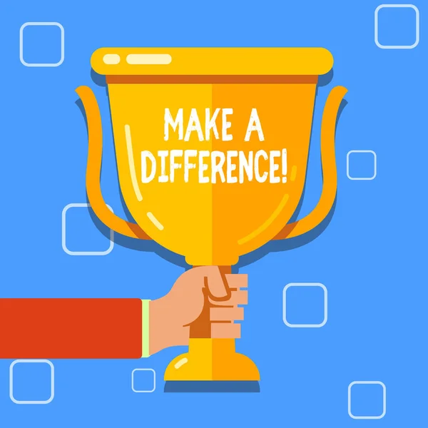 Schrijfbriefje met Make A Difference. Zakelijke foto showcasing hebben een significant effect of niet op demonstreren of situatie Hand Holding Championship Winners Cup Trophy met reflectie. — Stockfoto