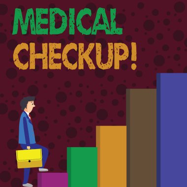 Sağlık kontrollerini gösteren bir not yazıyorum. Kapsamlı fiziksel muayeneyi gösteren iş fotoğraflarında Dalgın İfadede Evrak Çantası Taşıyan Adam çeşitli testler içeriyor..