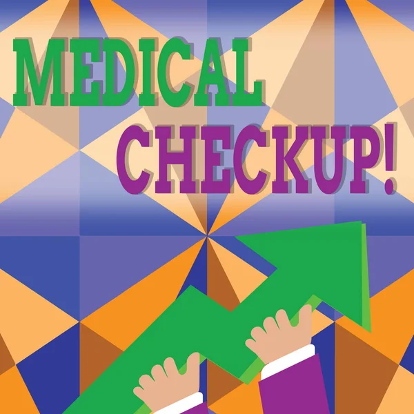 Texto escrito por Word Medical Checkup. Concepto de negocio para el examen físico completo incluye una variedad de pruebas foto de la mano sosteniendo colorido enorme flecha 3D señalando y subiendo . — Foto de Stock