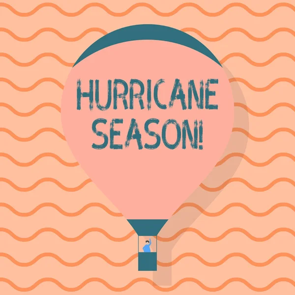 ハリケーンシーズンを示す概念的な手書き。ほとんどの熱帯低気圧がゴンドラから手を振る乗客と浮遊する熱気球を開発することが期待されるビジネス写真テキスト時間. — ストック写真