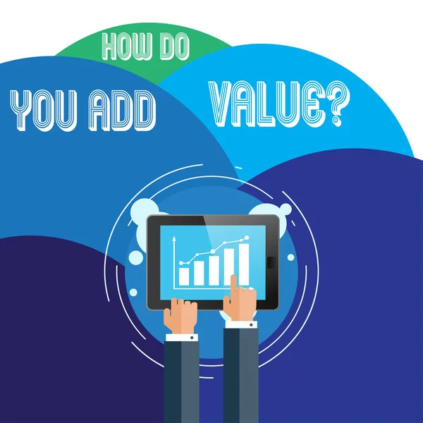 Handskrifts text Hur lägger du till värde fråga. Koncept som betyder förbättra arbets företaget produktionsprocess affärsman hand röra pekar på bar linjediagram på smartphone skärm. — Stockfoto